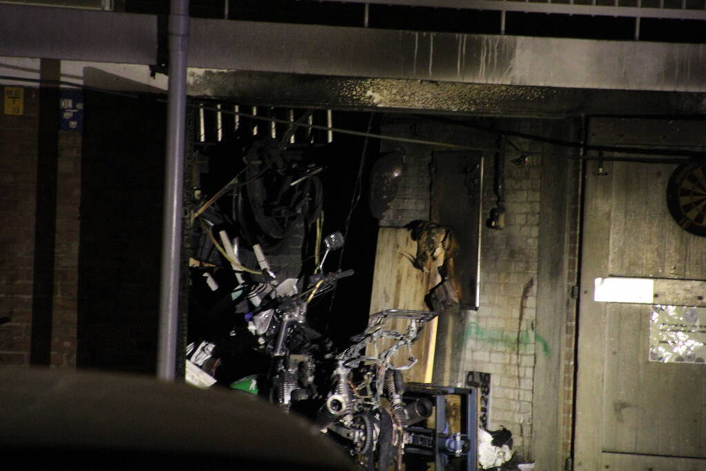 Uitslaande brand in berging onder flat