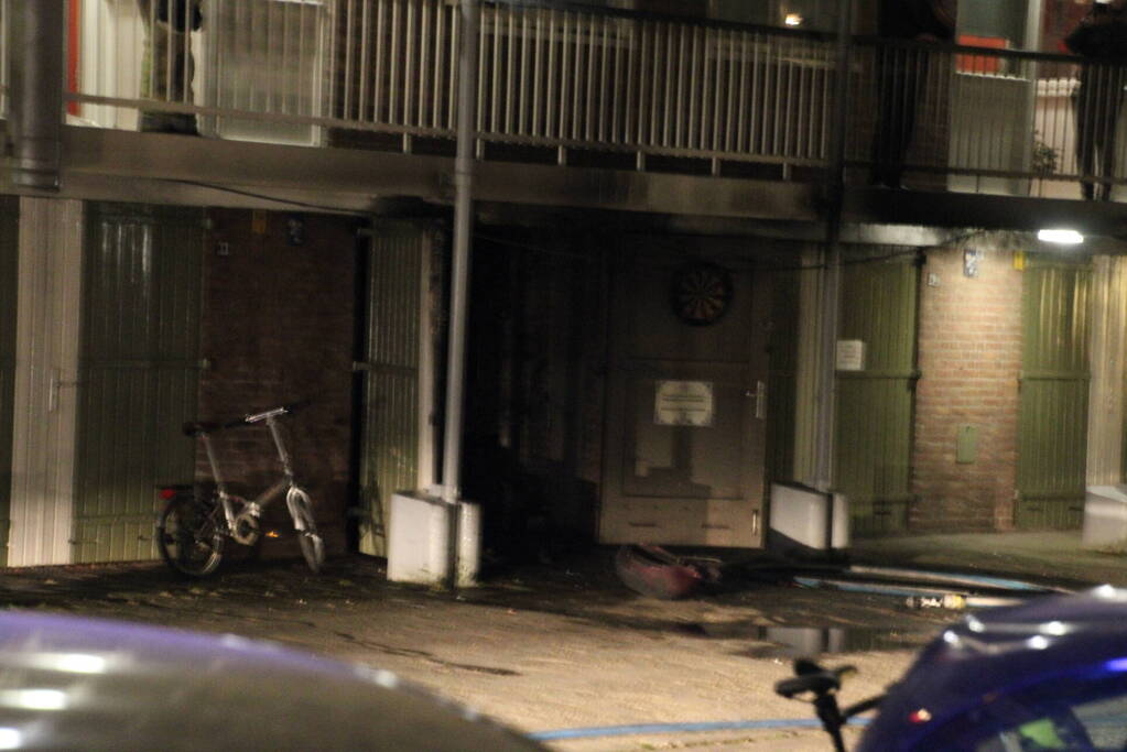 Uitslaande brand in berging onder flat