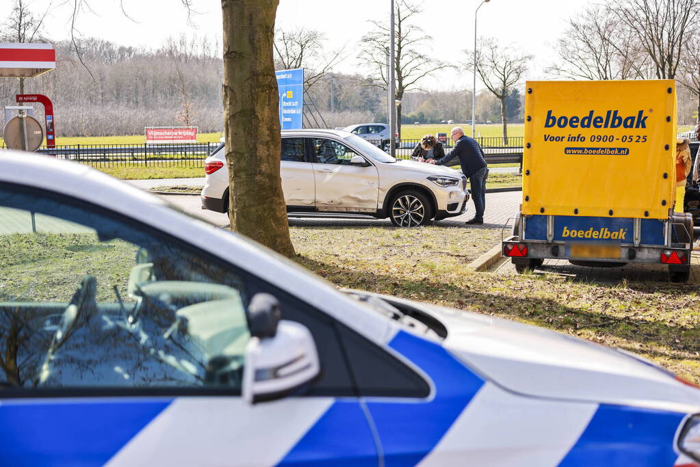 Flinke schade na botsing op Escher rotonde