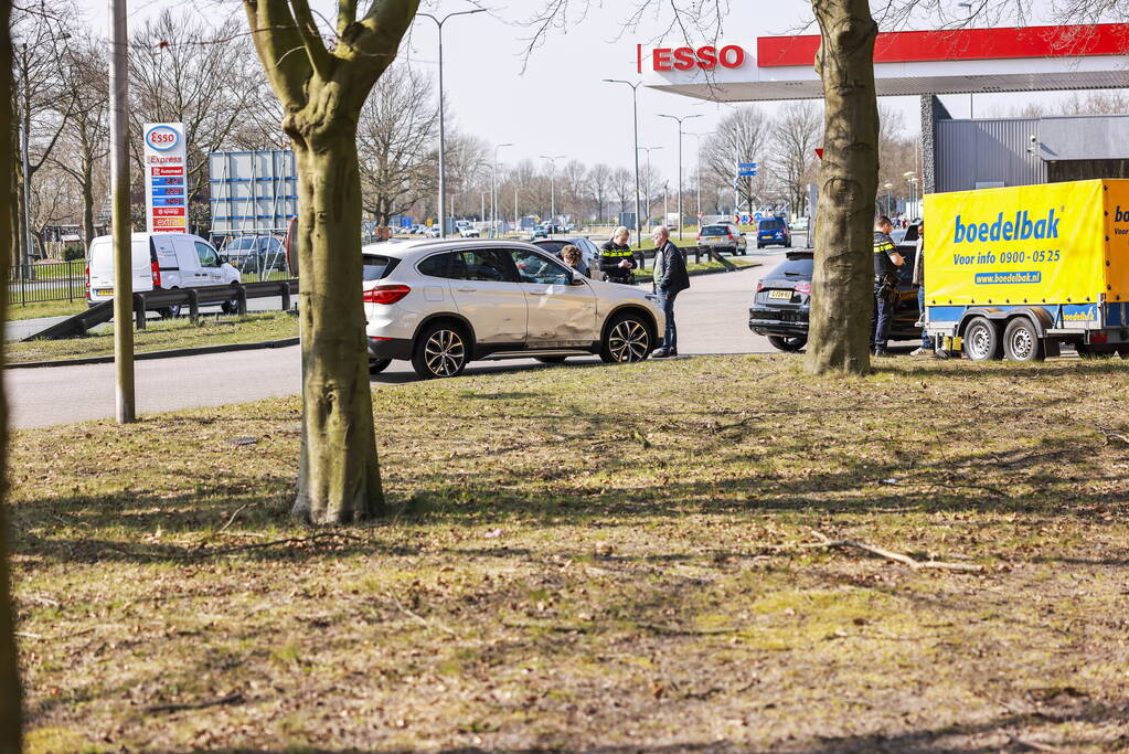 Flinke schade na botsing op Escher rotonde