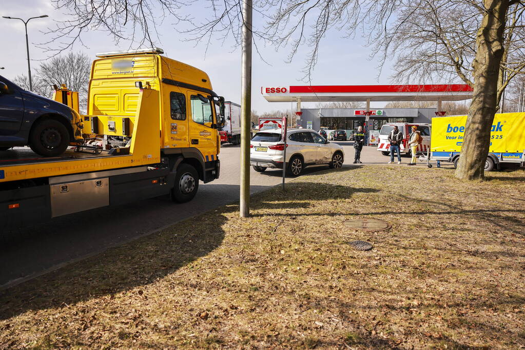 Flinke schade na botsing op Escher rotonde