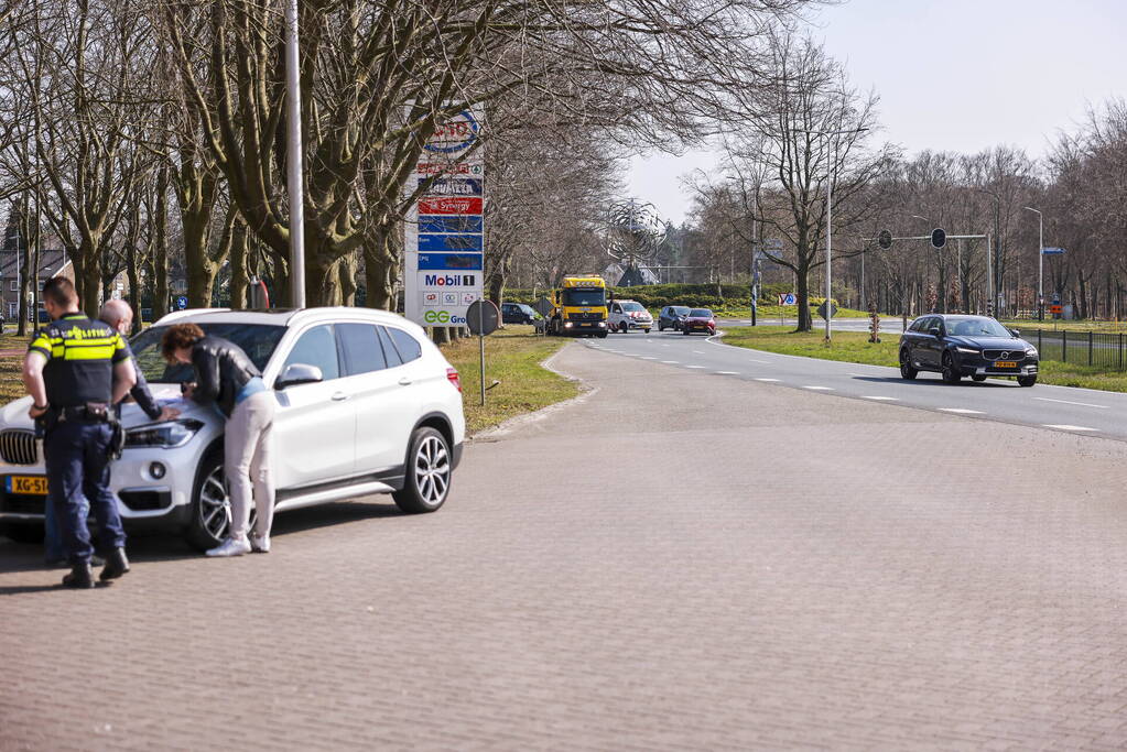 Flinke schade na botsing op Escher rotonde