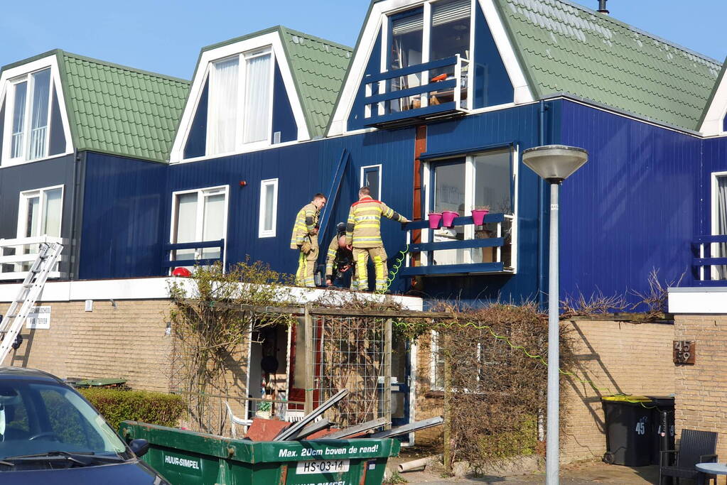 Dakdekkers zetten per ongeluk dak in brand