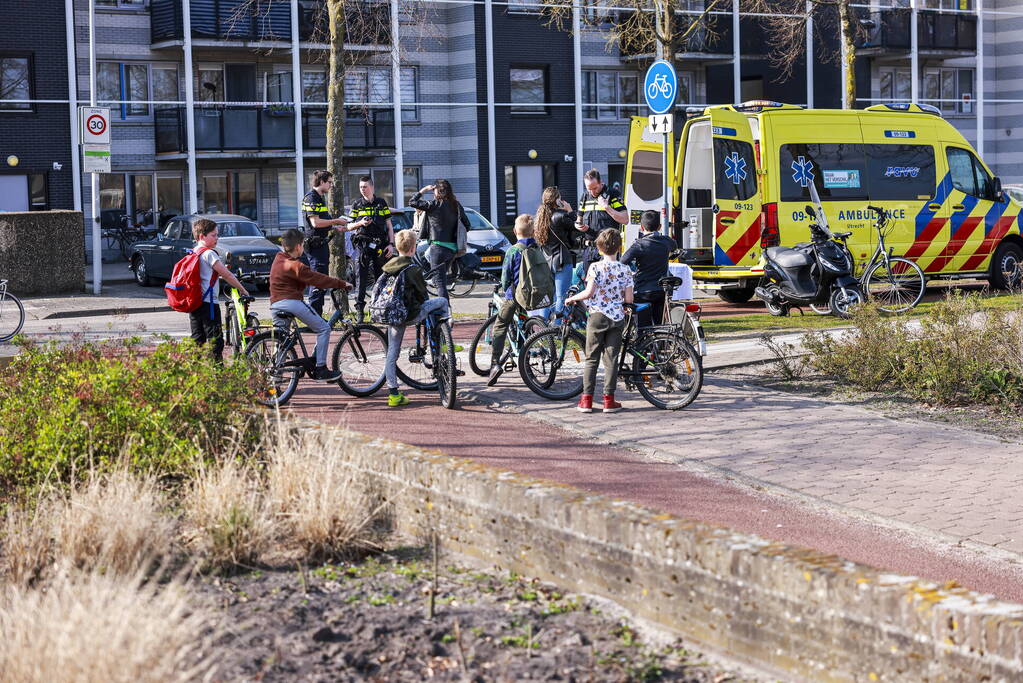 Fietster en scooterrijdster botsen op fietspad