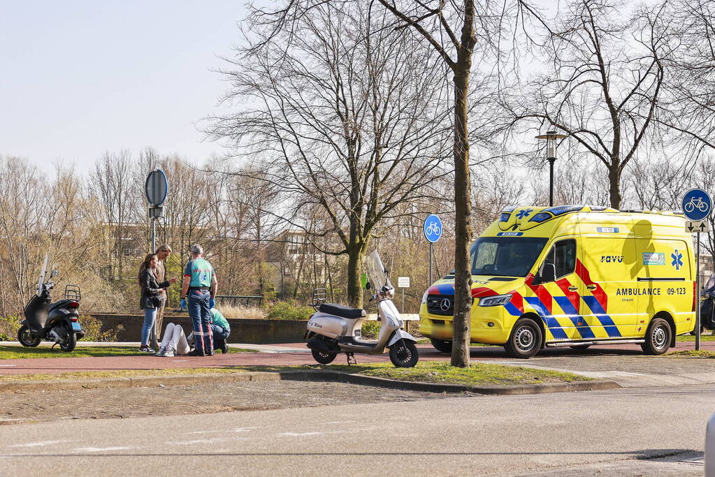 Fietster en scooterrijdster botsen op fietspad