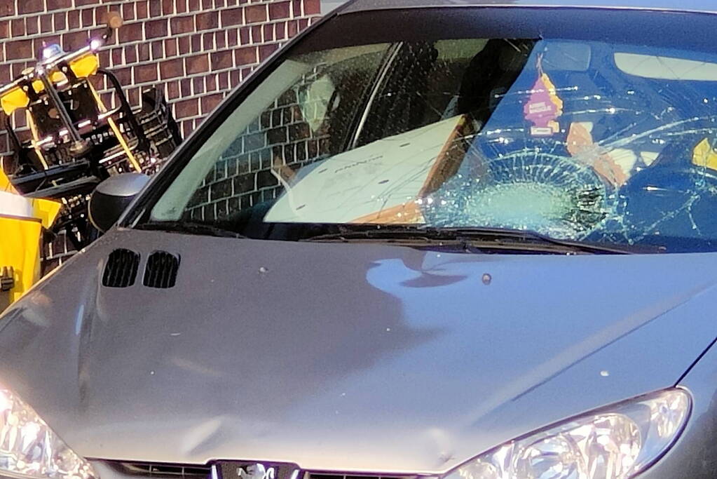 Fietser en automobilist botsen met elkaar