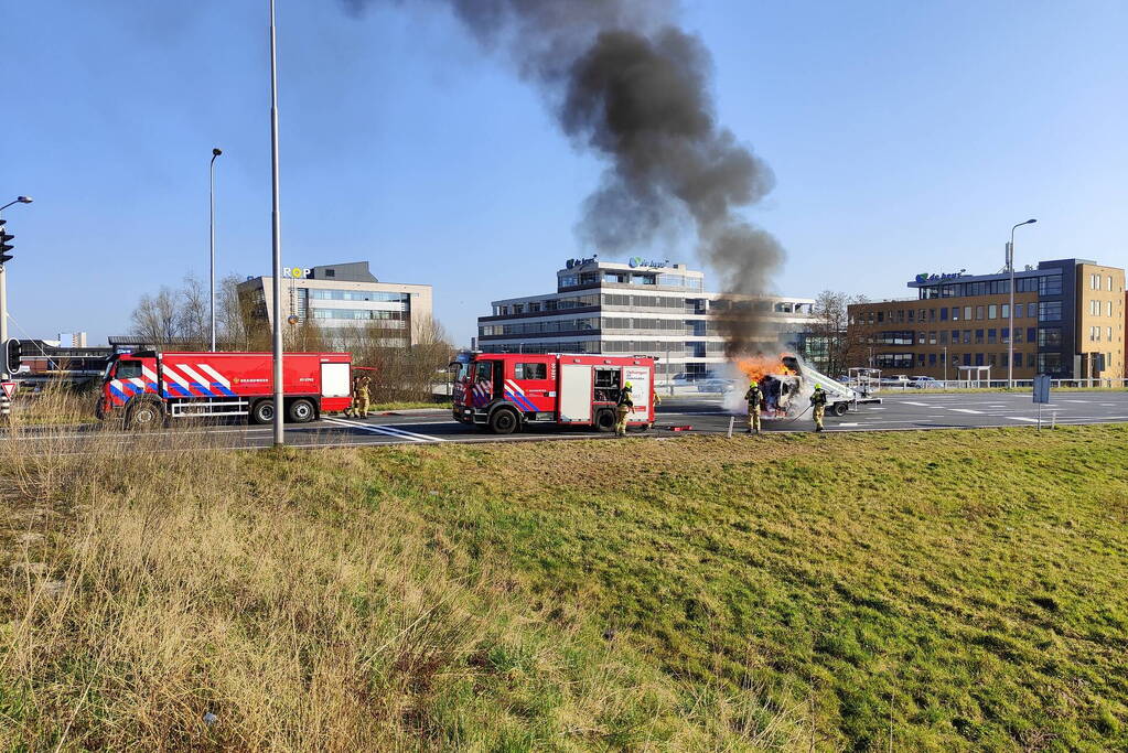 Autohoogwerker gaat in vlammen op