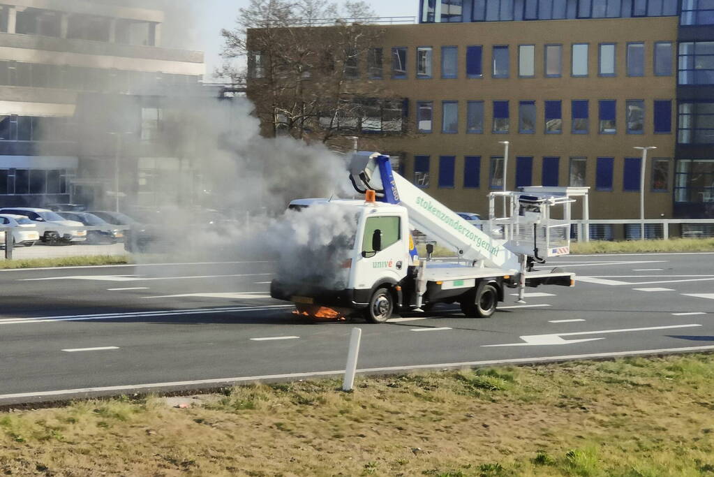 Autohoogwerker gaat in vlammen op