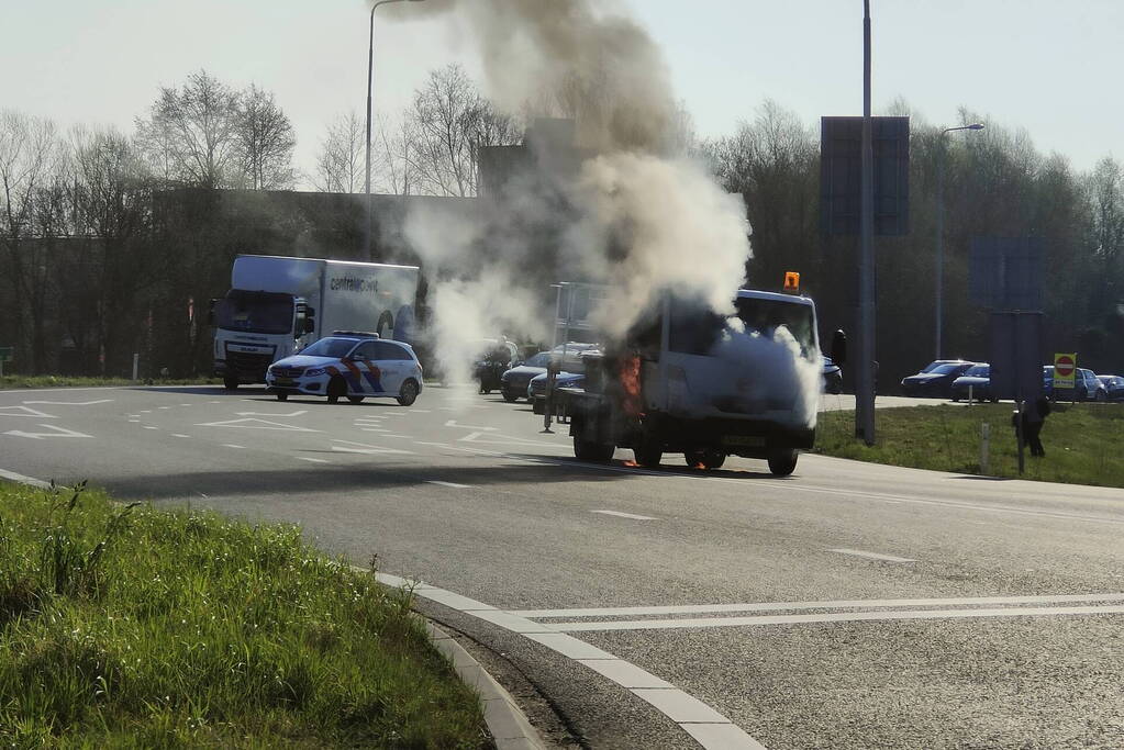 Autohoogwerker gaat in vlammen op