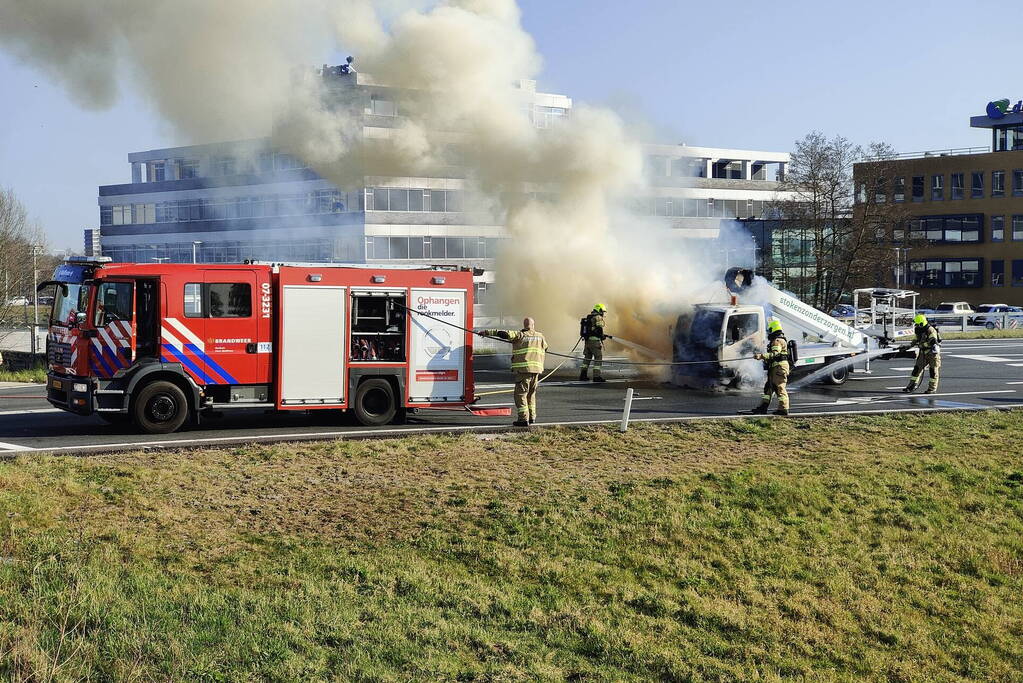 Autohoogwerker gaat in vlammen op