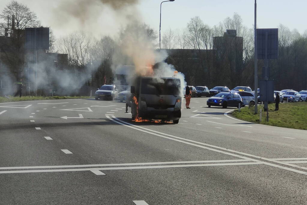 Autohoogwerker gaat in vlammen op