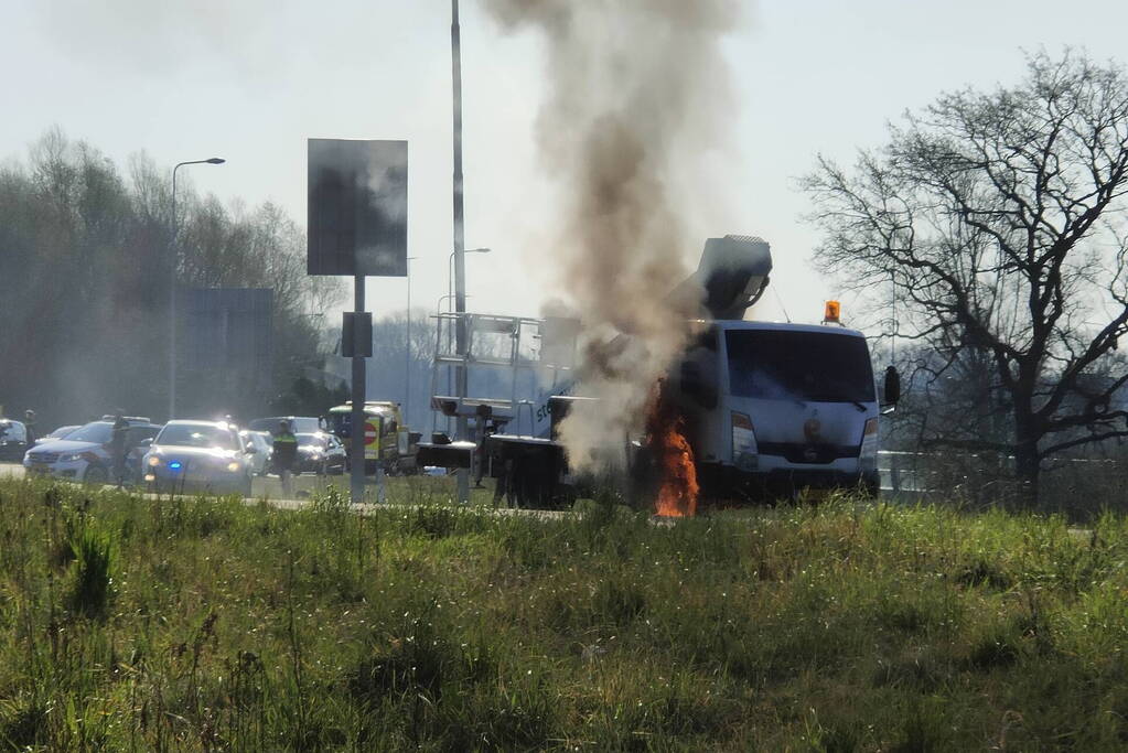 Autohoogwerker gaat in vlammen op
