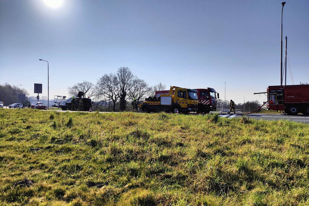 Autohoogwerker gaat in vlammen op