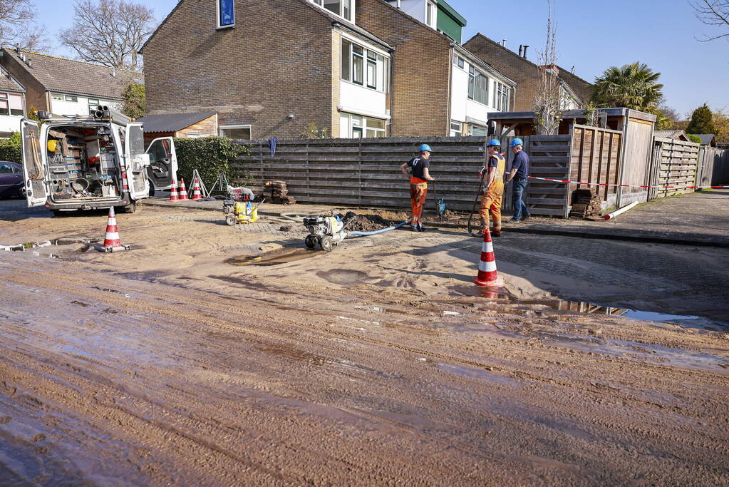 Straat blank na waterleidingbreuk