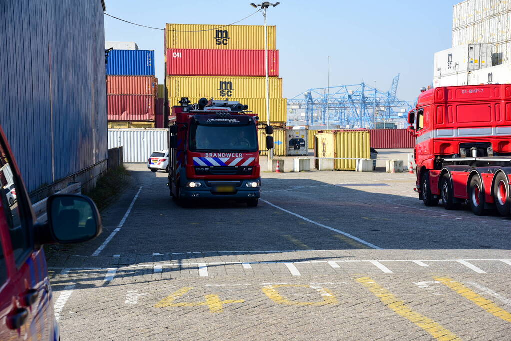 Persoon bekneld tussen muur en vrachtwagen