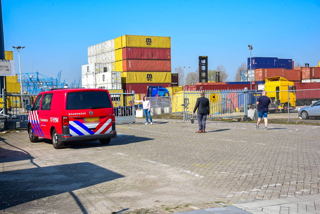 Persoon bekneld tussen muur en vrachtwagen