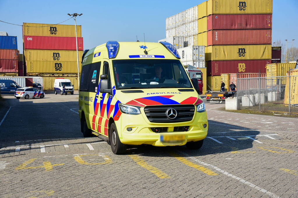 Persoon bekneld tussen muur en vrachtwagen