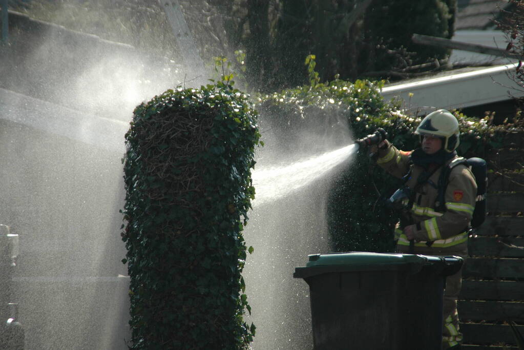 Onkruidbrander zet heg in brand