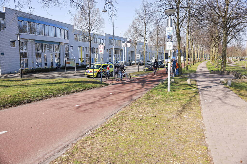 Fietsster en automobilist botsen bij Park Schothorst