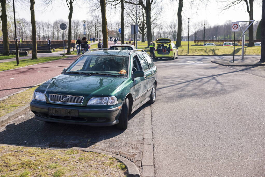 Fietsster en automobilist botsen bij Park Schothorst