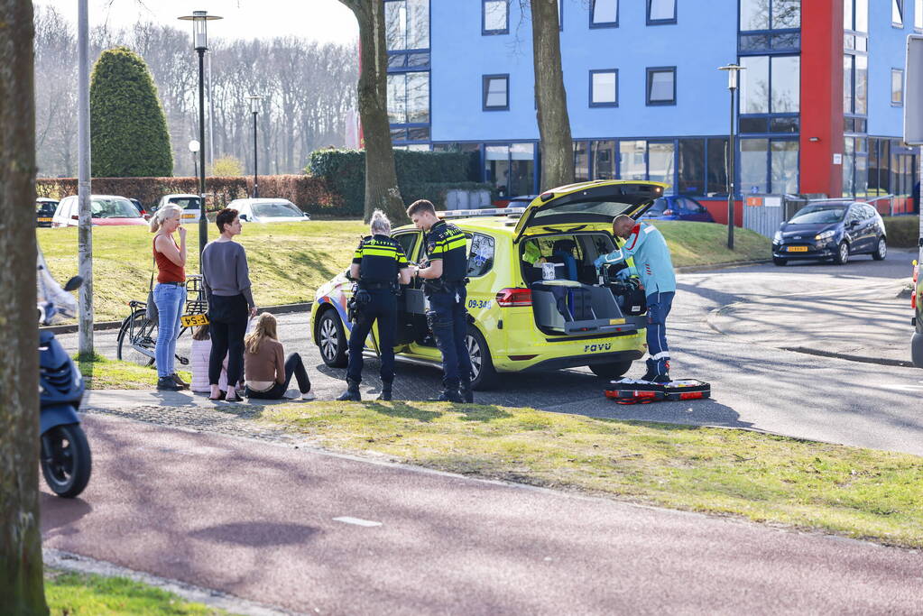 Fietsster en automobilist botsen bij Park Schothorst