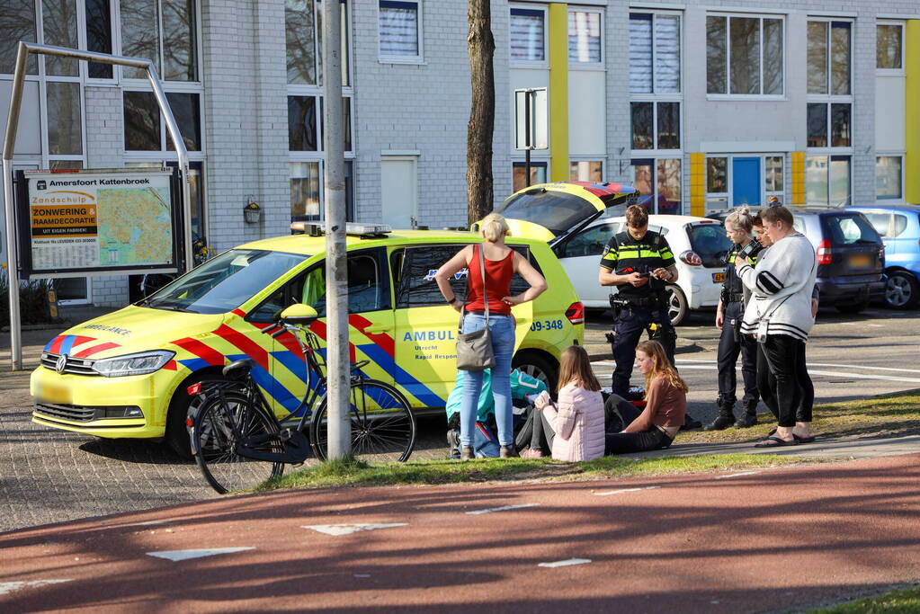 Fietsster en automobilist botsen bij Park Schothorst