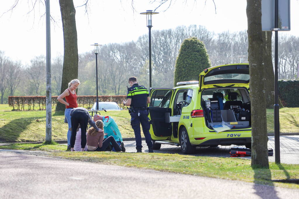 Fietsster en automobilist botsen bij Park Schothorst