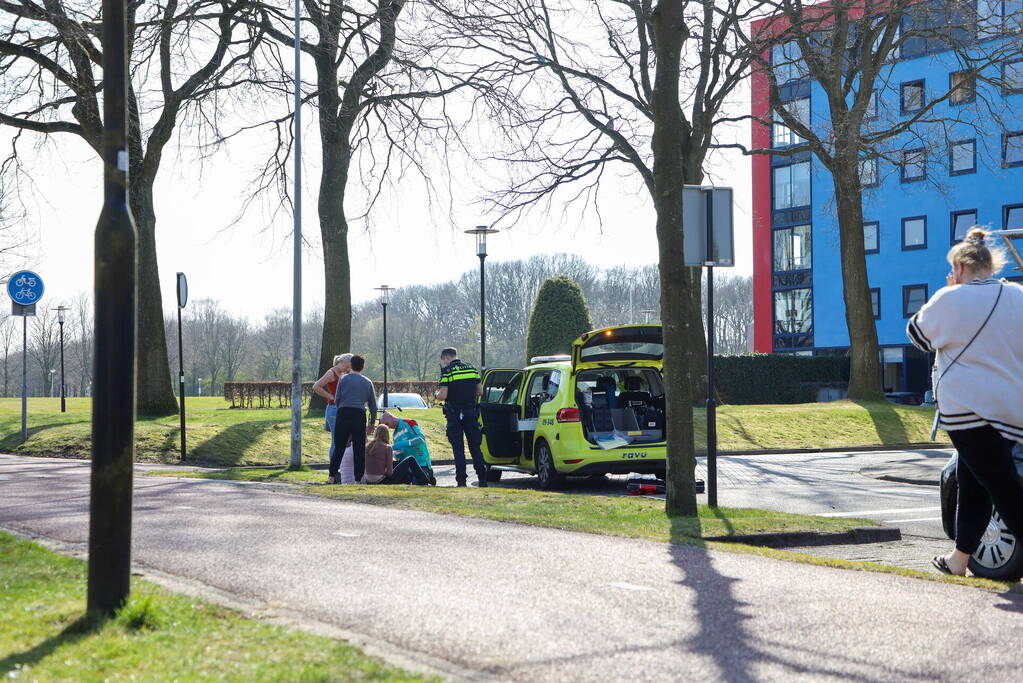 Fietsster en automobilist botsen bij Park Schothorst