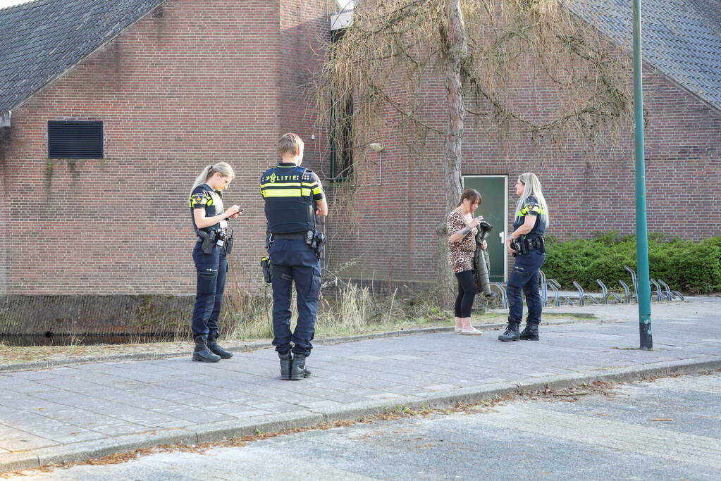 Massale zoekactie van politie in de wijk Overhees