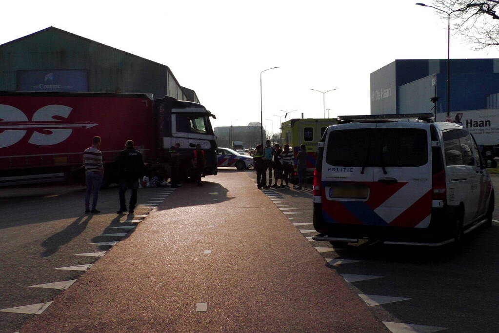 Scooterrijder gewond bij aanrijding met vrachtwagen