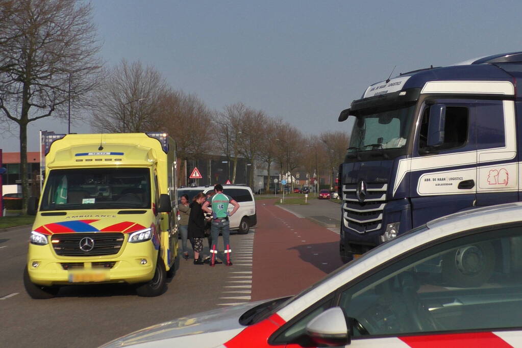 Scooterrijder gewond bij aanrijding met vrachtwagen