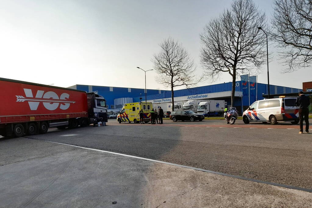 Scooterrijder gewond bij aanrijding met vrachtwagen