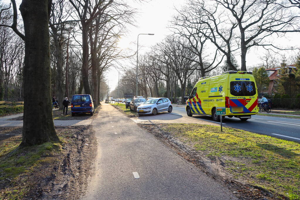 Bestuurder van bestelbus botst op voorganger