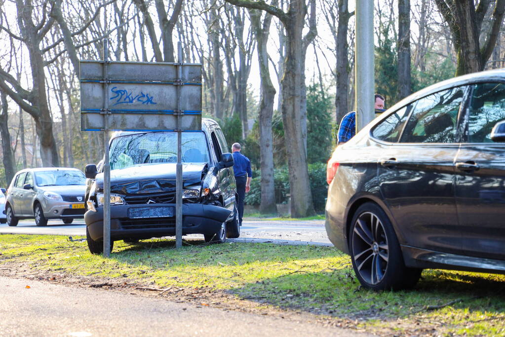 Bestuurder van bestelbus botst op voorganger