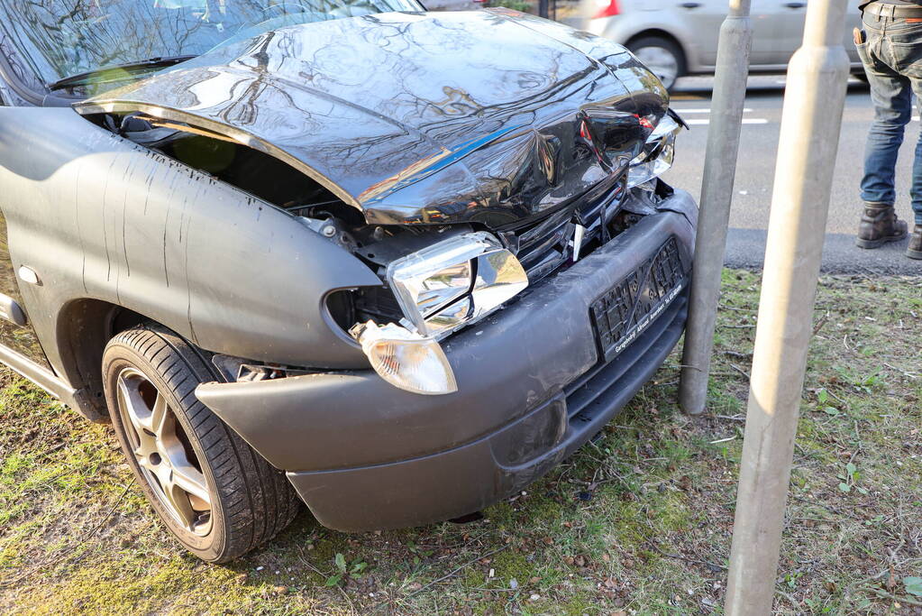 Bestuurder van bestelbus botst op voorganger