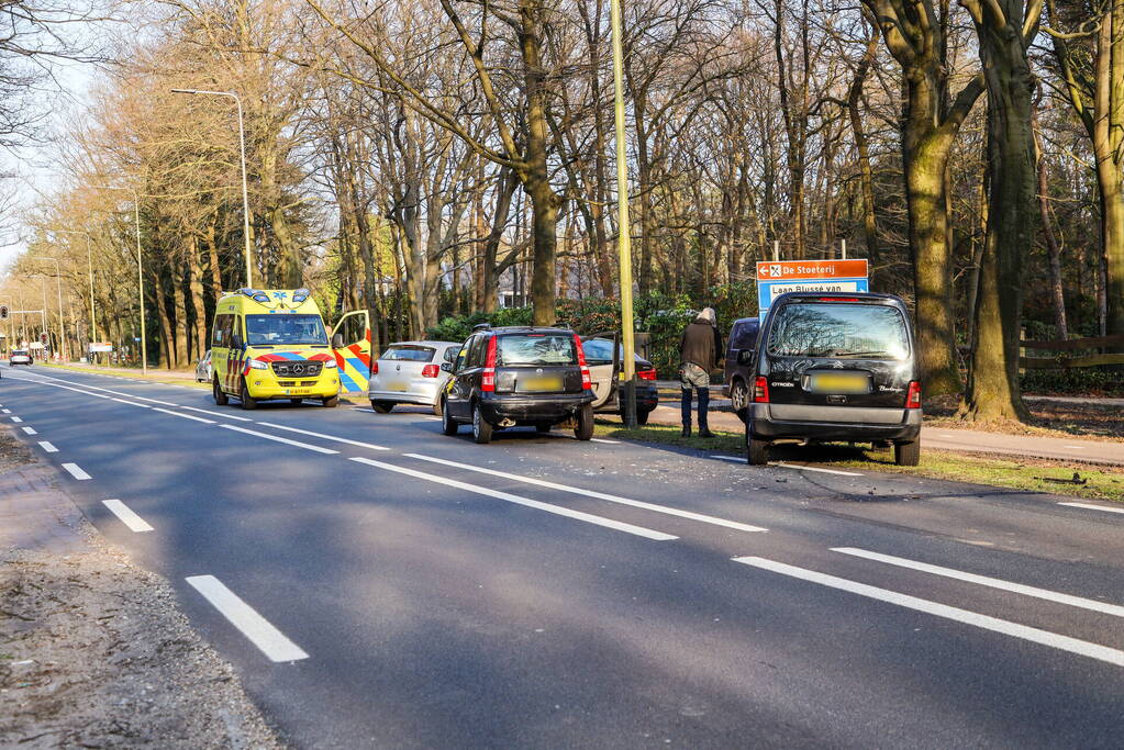 Bestuurder van bestelbus botst op voorganger