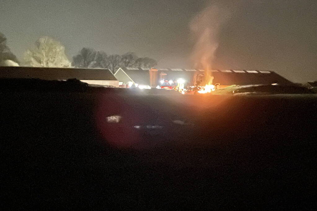 Brandweer blust brand naast stal