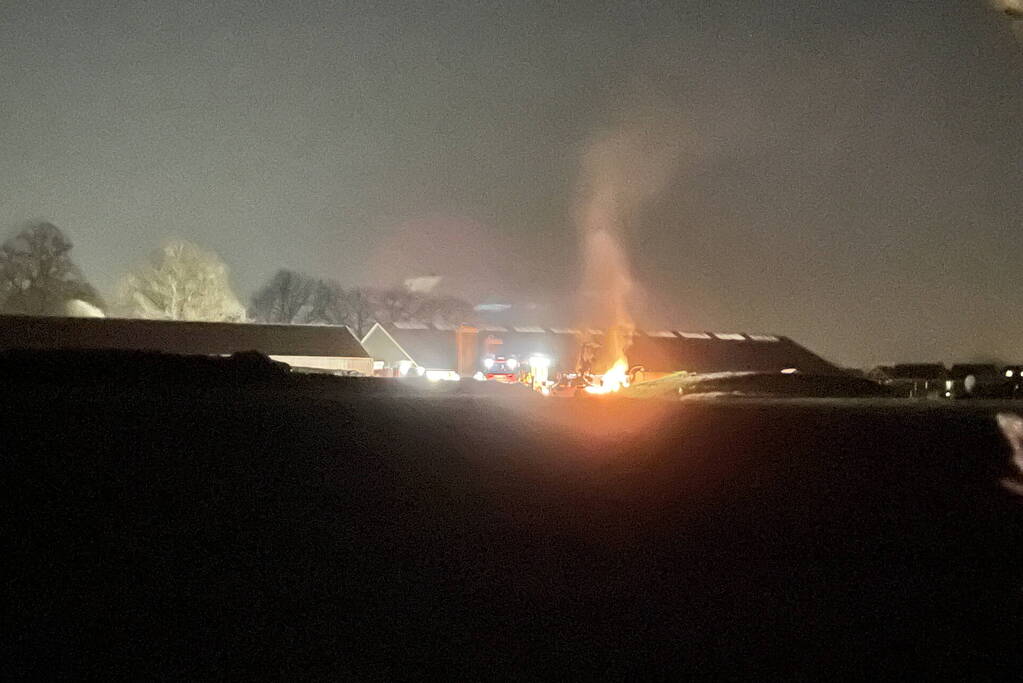 Brandweer blust brand naast stal