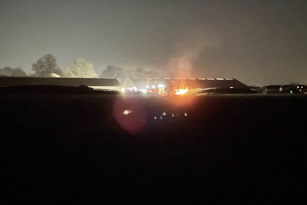 Brandweer blust brand naast stal