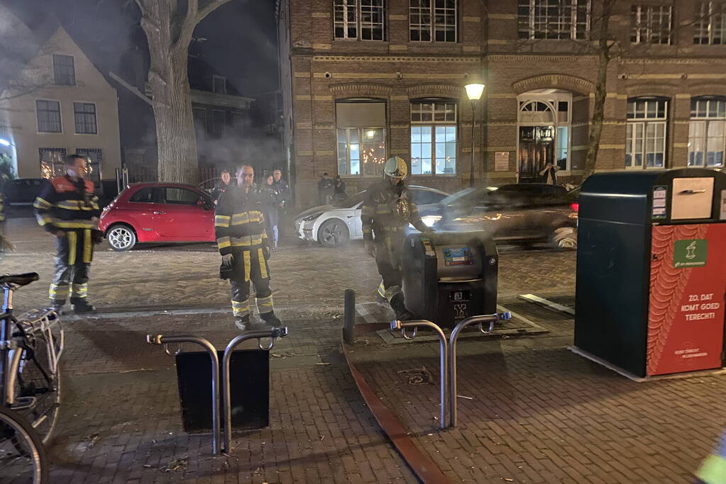 Rookontwikkeling vanwege brand in ondergrondse container