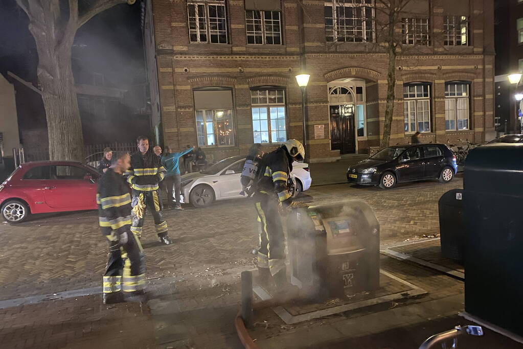 Rookontwikkeling vanwege brand in ondergrondse container