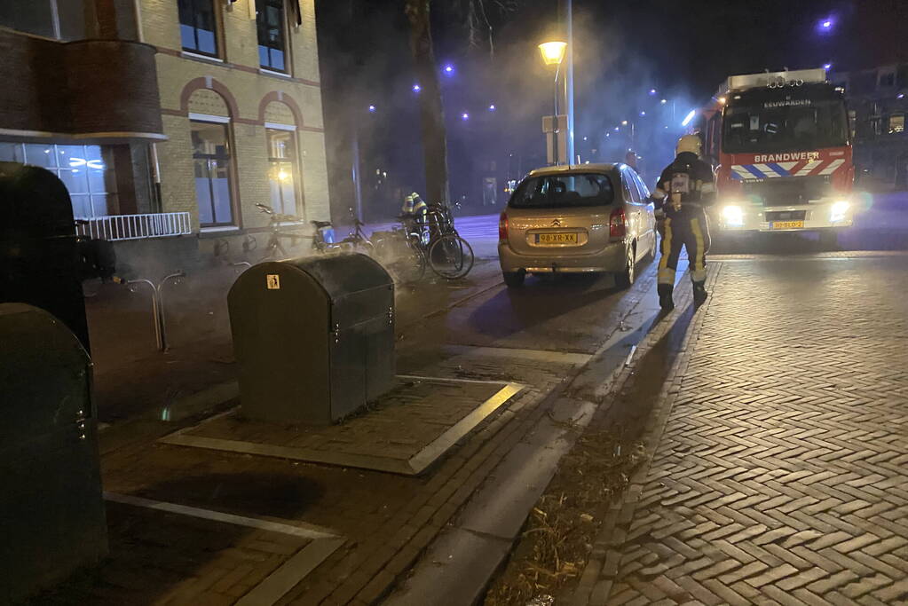 Rookontwikkeling vanwege brand in ondergrondse container