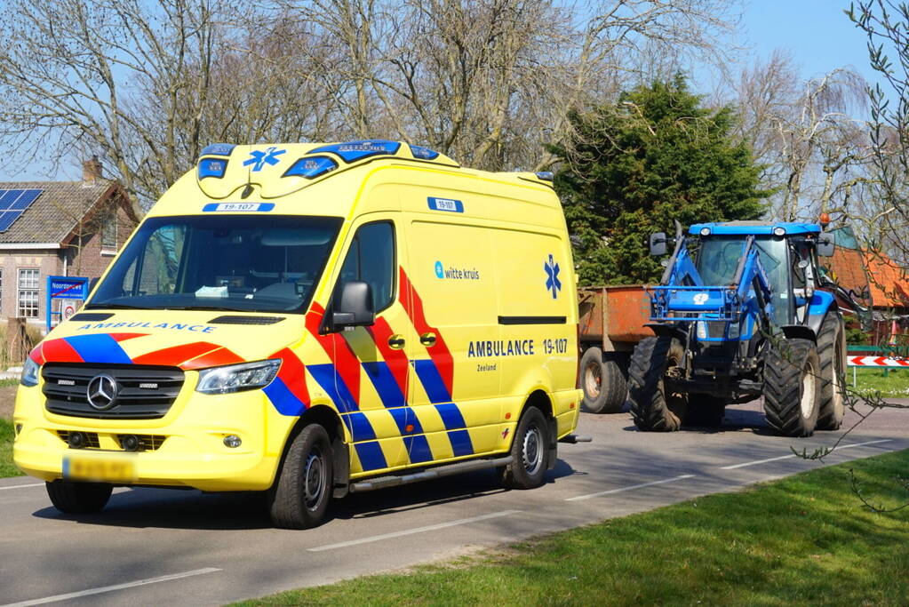 Man op fiets aangereden door afslaande tractor