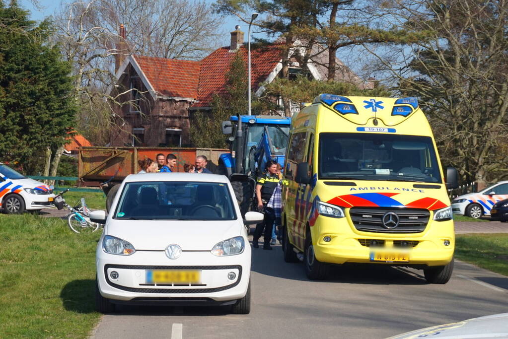 Man op fiets aangereden door afslaande tractor