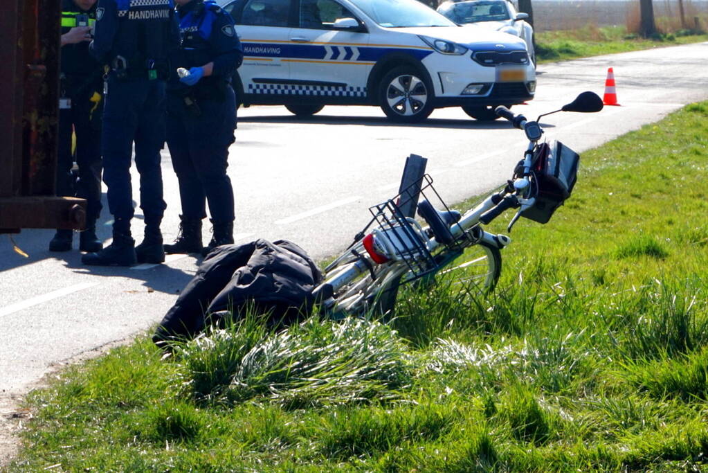 Man op fiets aangereden door afslaande tractor