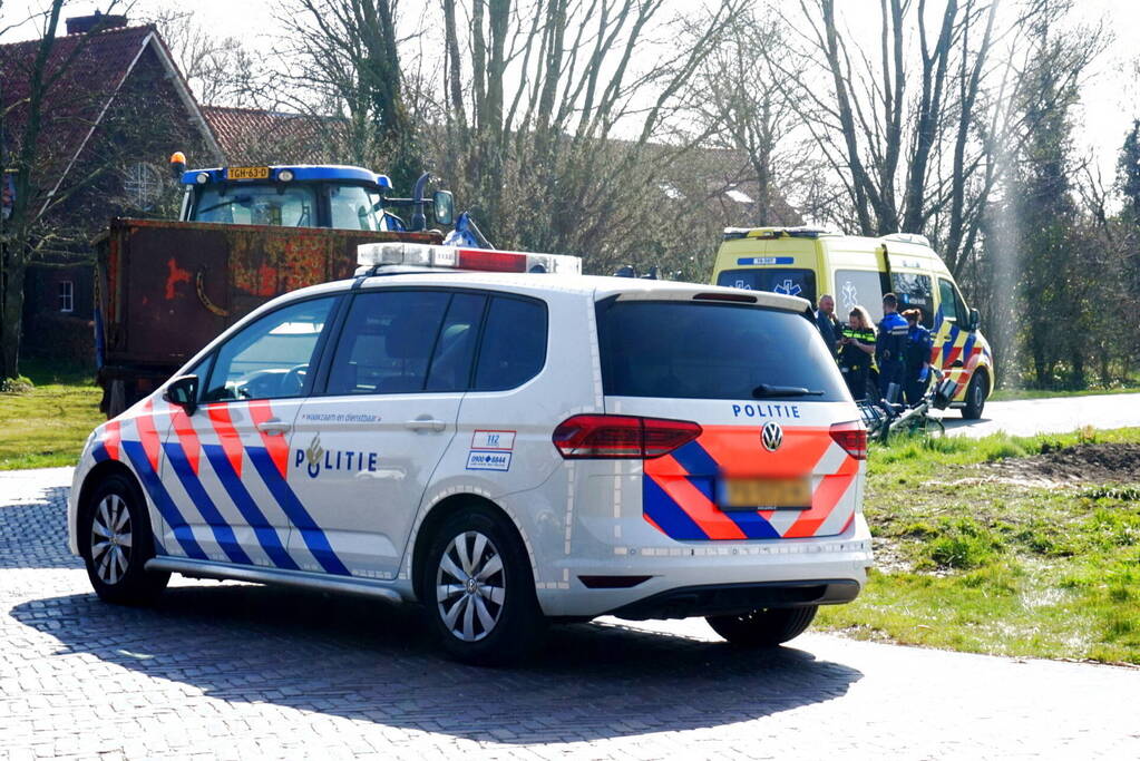 Man op fiets aangereden door afslaande tractor