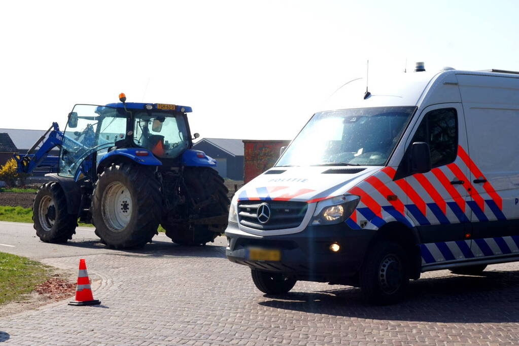 Man op fiets aangereden door afslaande tractor