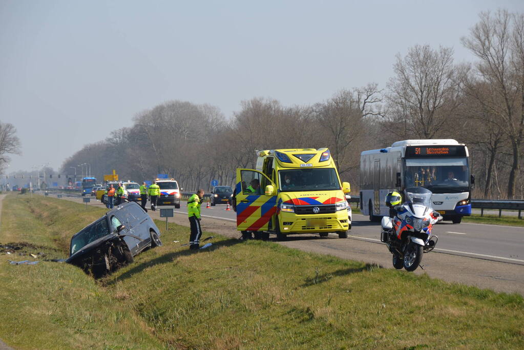 Bestelbus belandt in droge sloot