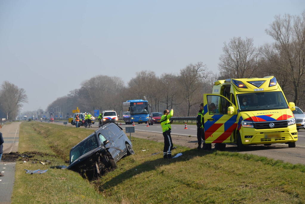 Bestelbus belandt in droge sloot
