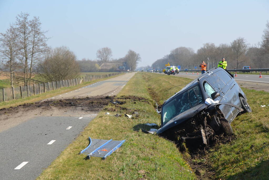Bestelbus belandt in droge sloot